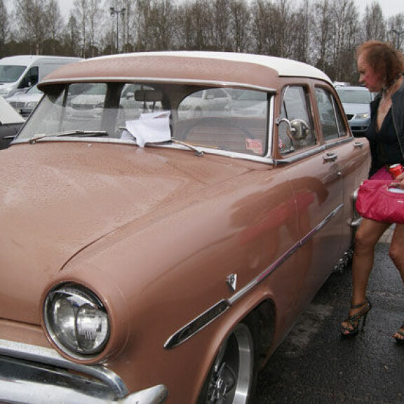 Markus ei ole selvästikään sokerista tehty, sillä sade ei haitannut miestä laisinkaan.; American Car Show