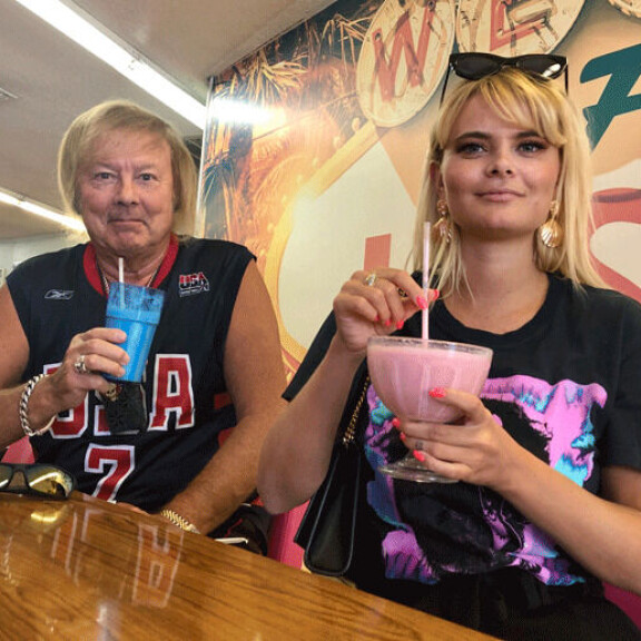 Danny ja Erika suosivat Vegasissa mieluummin dinereita eli kansankuppiloita kuin hintavia ökyravintoloita. Danny ja Erika suosivat Vegasissa mieluummin dinereita eli kansankuppiloita kuin hintavia ökyravintoloita.