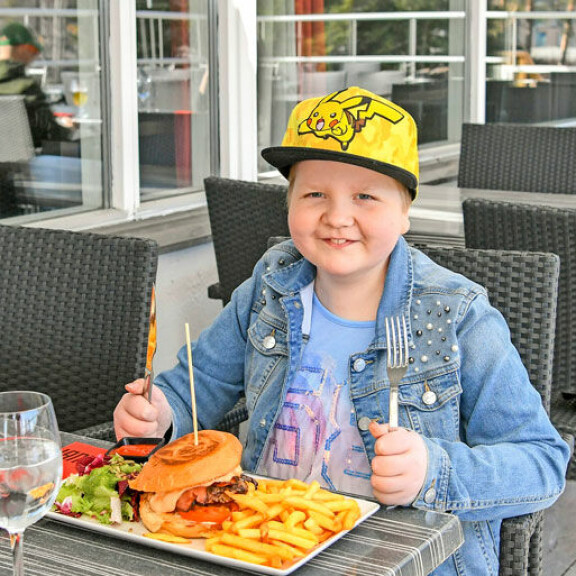 Urheilusuorituksen jälkeen maistuu ruoka. Muusikko Aki Tykin nimeämä burgeri kelpaa Iirikselle. Urheilusuorituksen jälkeen maistuu ruoka. Muusikko Aki Tykin nimeämä burgeri kelpaa Iirikselle.