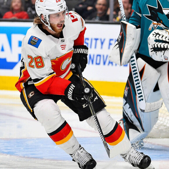 Elias Lindholm nakutteli Calgary Flamesin liekkipaidassa kuluvalla kaudella peräti 78 tehopistettä. Elias Lindholm nakutteli Calgary Flamesin liekkipaidassa kuluvalla kaudella peräti 78 tehopistettä.