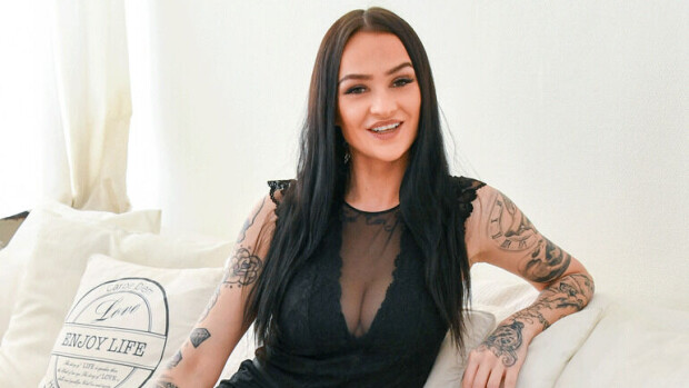 Suomen seksikkäin nörtti? Laine Bruce, 29, paukuttaa menemään pikkutopissaan niin että ryske käy – ”Rakastan tätä yli kaiken” Laine Bruce.