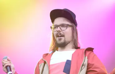 Hyvää päivää mikä kesämiestyyli Jukka Pojalla on! Lähtisitkö kaupungille näissä jalkineissa?