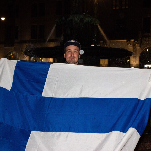 Stringeissä suihkulähteeseen! Suomi sekosi kiekkokullasta - katso railakkaat tuuletuskuvat Helsingistä! Manta