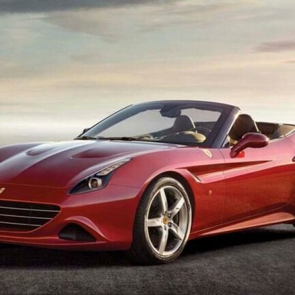 Tässä on Jethron nöyrähkö kesäkaara Ferrari California. Nelipyöräisestä saa pulittaa noin 400 000 euroa. Tässä on Jethron nöyrähkö kesäkaara Ferrari California. Nelipyöräisestä saa pulittaa noin 400 000 euroa.