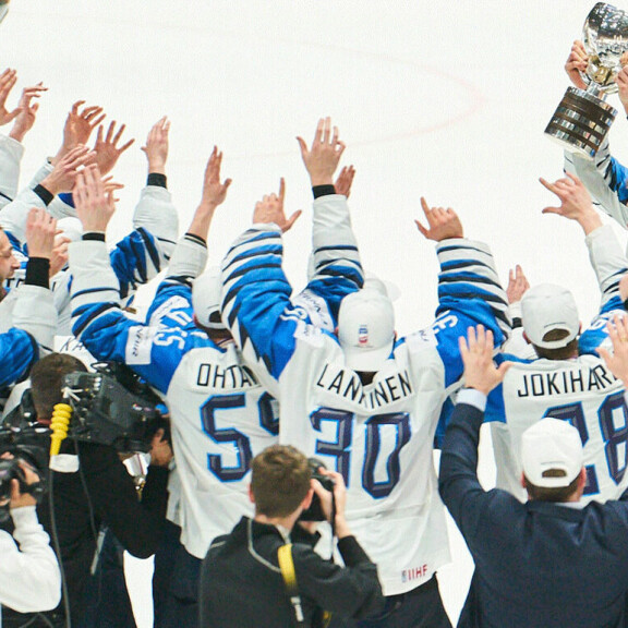 SUOMI ON UUSI MAAILMANEMSTARI, HEI! MAAILMANMESTARI, HEI! SUOMI ON UUSI MAAILMANEMSTARI, HEI! MAAILMANMESTARI, HEI!