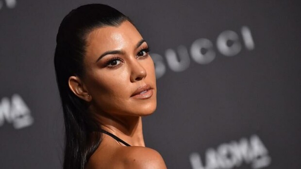 Huhhuh, mikä hiekkapylly Kourtney Kardashian! Alaosa todella niukka valistussyistä! Kourtney Kardashian