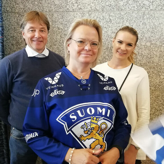 Kuvassa Kevin Lankisen perhe: isäpuoli Tommi Grönlund (vas.), äiti Christa Grönlund ja sisar Chira Lankinen. Kevin Lankisen perhe