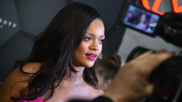 Jestas sentään mitkä rinnat - Rihanna antautui kuumiin alusvaatekuviin - katso! Rihanna paljasti ihoa.