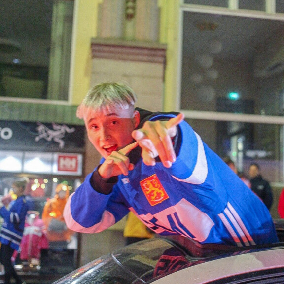 Kääk! Isac Elliot otti ilon irti kiekkomestaruudesta: poppari keikkui avonaisesta kattoluukusta – kuva! Isac Elliot