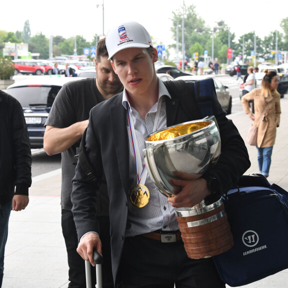 Rankasti juhlineet Leijonat lähtivät kohti Suomea - Kaapo Kakko viihtyi yökerhossa aamukuuteen, kuohuva maistui Velimatti Savinaiselle vielä aamusta! Jere Sallinne