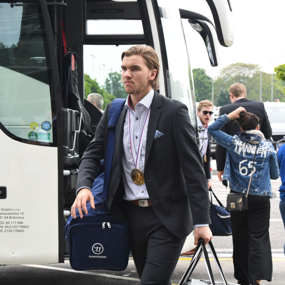 Rankasti juhlineet Leijonat lähtivät kohti Suomea - Kaapo Kakko viihtyi yökerhossa aamukuuteen, kuohuva maistui Velimatti Savinaiselle vielä aamusta! Oliwer Kaski