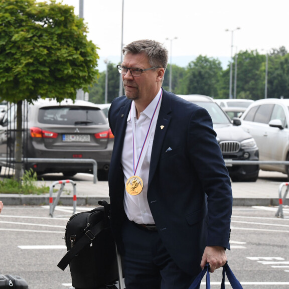 Rankasti juhlineet Leijonat lähtivät kohti Suomea - Kaapo Kakko viihtyi yökerhossa aamukuuteen, kuohuva maistui Velimatti Savinaiselle vielä aamusta! Jukka Jalonen