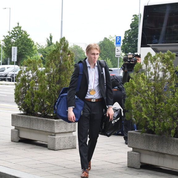 Rankasti juhlineet Leijonat lähtivät kohti Suomea - Kaapo Kakko viihtyi yökerhossa aamukuuteen, kuohuva maistui Velimatti Savinaiselle vielä aamusta! Kaapo Kakko