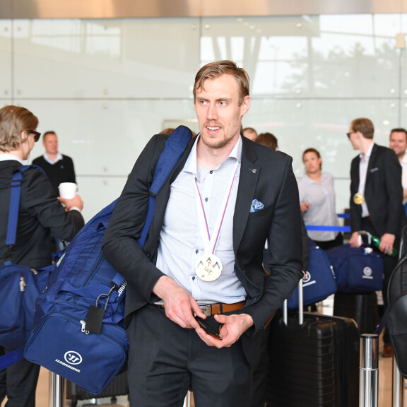 Rankasti juhlineet Leijonat lähtivät kohti Suomea - Kaapo Kakko viihtyi yökerhossa aamukuuteen, kuohuva maistui Velimatti Savinaiselle vielä aamusta! Marko Mörkö