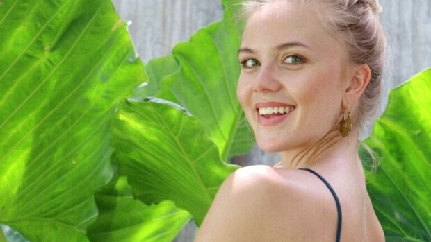 Missikaunotar Pihla Koivuniemi alastomana nudistirannalla - Joutui poikaporukan piirittämäksi: 'Minulla on iso m*lkku' Pihla Koivuniemi