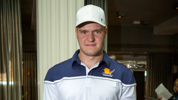 Kuva! Jääkiekkoilija Aleksander Barkov sijoitti NHL-miljoonansa hulppeaan kesäkartanoon – pelinumero maalattu tenniskentän nurmeen! Aleksander Barkovin pelinumero maalattiin tenniskenttään.