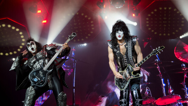 Jussi 69 ja Kiss-yhtyeen Paul Stanley yhteiskuvassa - tältä rokkiveteraani näyttää ilman tähtimaskiaan! Kiss Hyvinkäällä!