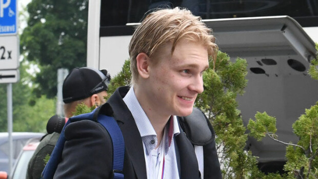 Äiti pisti taksiin! Maailmanmestari Kaapo Kakon kultajuhlat päättyivät aikaisin – kuvat! Kaapo Kakko juhli mestaruutta.