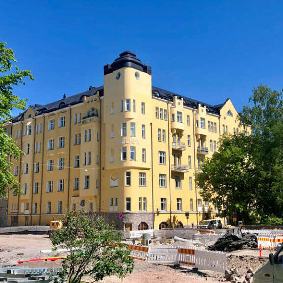 Emelie omistaa kaupunkiasunnon Helsingin ökyalueelta Eirasta. Asunnon arvo on vähintään miljoonan euron luokkaa. Emelie omistaa kaupunkiasunnon Helsingin ökyalueelta Eirasta. Asunnon arvo on vähintään miljoonan euron luokkaa.