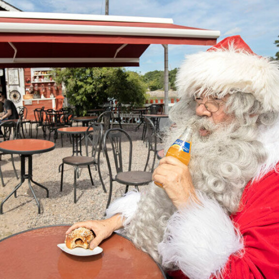Turistit piirittävät Joulupukkia kesälläkin – ”Juhannuksenakin paiskin hommia!” Jaffa ja korvapuusti maistuvat myös pukille. – Lohisalaatti ja japanilainen sashimi eli raaka kala ovat suosikkejani, pukki-Pakkanen kertoo.