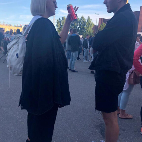 Paparazzi iski! Radiojuontajat Köpi Kallio ja Jenni Poikelus todella läheisissä tunnelmissa Musen keikalla - kuva! Köpi Kallio ja Jenni Poikelus
