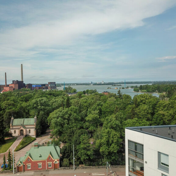 Rakastavaisten huoneistosta aukeaa Hietaniemen hautausmaan yli upeat merinäköalat. Rakastavaisten huoneistosta aukeaa Hietaniemen hautausmaan yli upeat merinäköalat.