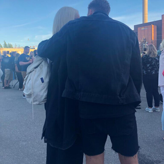 Paparazzi iski! Radiojuontajat Köpi Kallio ja Jenni Poikelus todella läheisissä tunnelmissa Musen keikalla - kuva! Köpi Kallio ja EJenni Poikelus