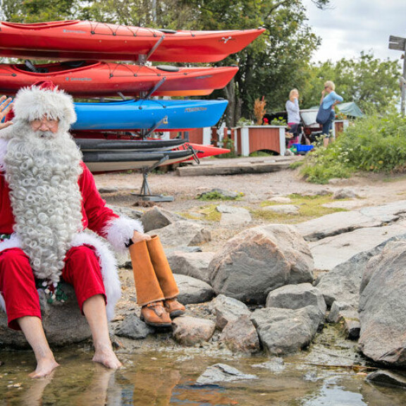 Varpaat veteen ja lapikkaat rannalle! Suomen virallisena Joulupukkina tunnettu Timo Pakkanen nauttii kesästä Helsingissä. Varpaat veteen ja lapikkaat rannalle! Suomen virallisena Joulupukkina tunnettu Timo Pakkanen nauttii kesästä Helsingissä.