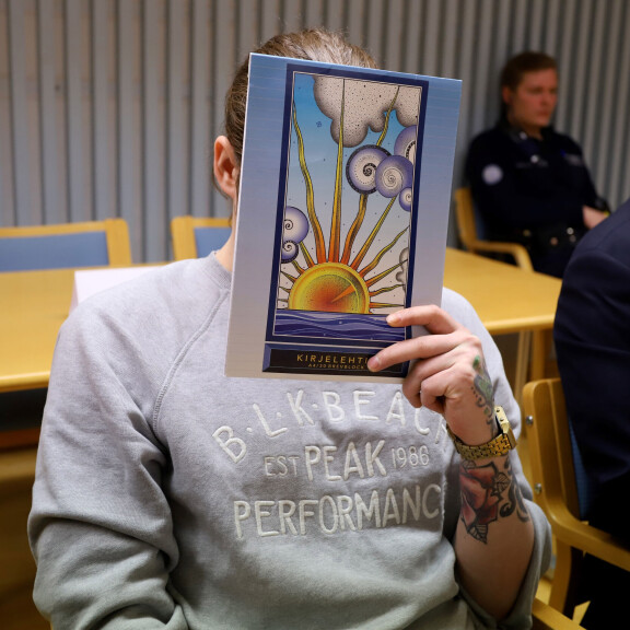 Oulun soramonttusurma käräjillä: Teloituslaukaus niskaan - yksi syytetyistä myönsi ampuneensa omaa veljeään! Katso kuvat käräjiltä! ve