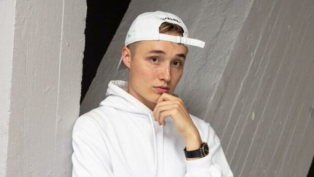 Suomi maailmankartalle! Isac Elliot, 18, poseeraa huippumalli kainalossaan - kuva paljastaa myös toisen maailmantähden, katso! Isac Elliot