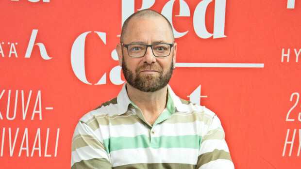 Viinaa ja vieraita naisia! Kari Tapio -elokuvan ohjaaja Aleksi Mäkelä: ”Oli selvää, ettemme halunneet tehdä sokerikuorrutteista ylistystä!” Aleksi Mäkelä ohjaa elokuvan Kari Tapiosta.
