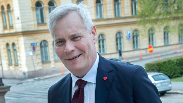 Kuva! Näin pääministeri Antti Rinne marssi Pride-kulkueessa jonon ensimmäisenä – asuvalinta poikkesi muista osallistujista! Antti Rinne osallistui Pride-tapahtumaan.
