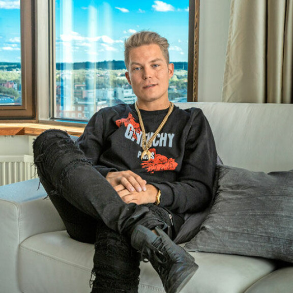 Cheekin firma on sijoittanut varojaan muun muassa arvopapereihin, joita Liiga Musicilla on yli 900 000 eurolla. Cheekin firma on sijoittanut varojaan muun muassa arvopapereihin, joita Liiga Musicilla on yli 900 000 eurolla.