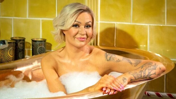 Kuin Marilyn! TIS-Meiju peilailee pelkissä rintsikoissa - voiko tästä enää seksikkäämmäksi muuttua! Meiju