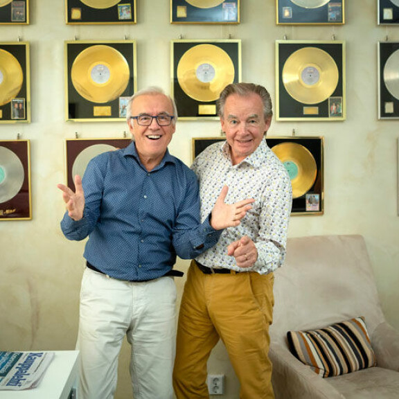 Kissankultaa ja kultalevyjä. Moninkertaista platinaakin myyneet Matti, 69, ja Teppo Ruohonen, 71, poseeraavat tottuneesti toimistollaan Turun ydinkeskustassa. Kissankultaa ja kultalevyjä. Moninkertaista platinaakin myyneet Matti, 69, ja Teppo Ruohonen, 71, poseeraavat tottuneesti toimistollaan Turun ydinkeskustassa.