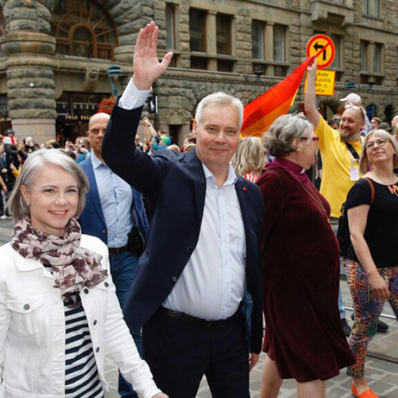 Kuva! Näin pääministeri Antti Rinne marssi Pride-kulkueessa jonon ensimmäisenä – asuvalinta poikkesi muista osallistujista! Antti Rinne Pride-kulkueessa.