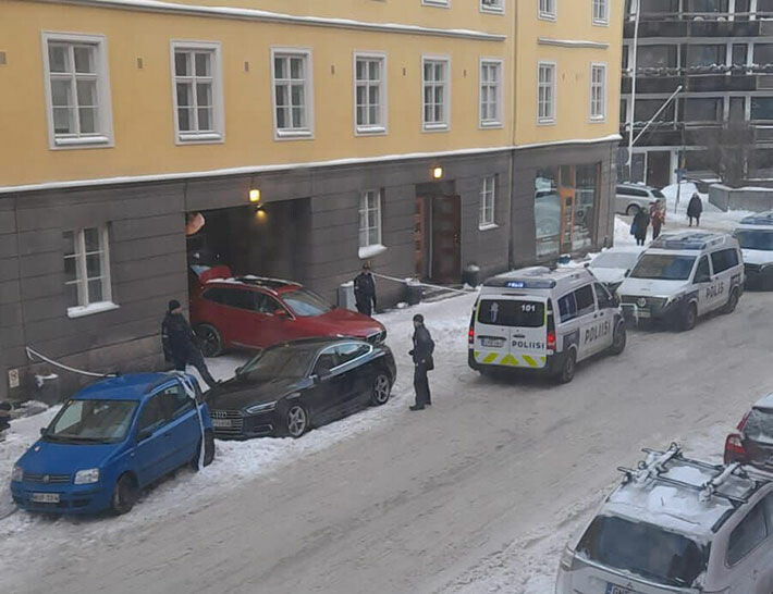 Poliisit eristivät tekopaikan. ullis