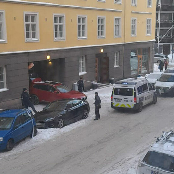 Poliisit eristivät tekopaikan. ullis
