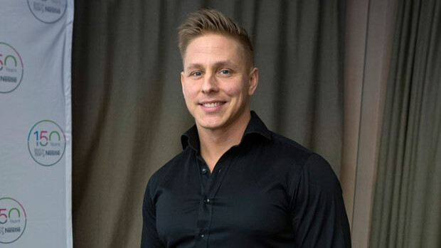 Kuvat! Selviytyjät-tähti Markus Pöyhönen ja tummahiuksinen nuori kaunotar treffeillä eläintarhassa! Markus Pöyhönen oli treffeillä.