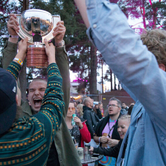 Puolustaja Oskari Laaksonen (vas.), hyökkääjä Samuli Vainionpää ja puolustaja Otto Latvala nostivat mestaruuspokaalia Tikkurila-festivaalilla perjantaina. MM-pysti