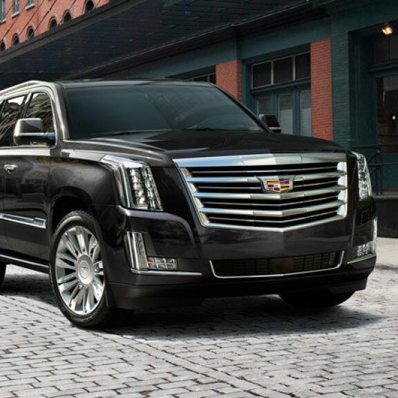 Remulla on nykyään kuvan auton kaltainen musta Cadillac Escalade. – Käytin äidin perintörahat siihen. Voi sanoa, että se on auto! Remulla on nykyään kuvan auton kaltainen musta Cadillac Escalade. – Käytin äidin perintörahat siihen. Voi sanoa, että se on auto!
