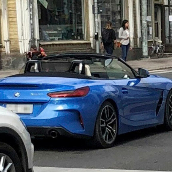 Luu ulkona! Poppari Robinin avoauto käänsi katseita Turun keskustassa – kuva! Robin ja auto Turussa.