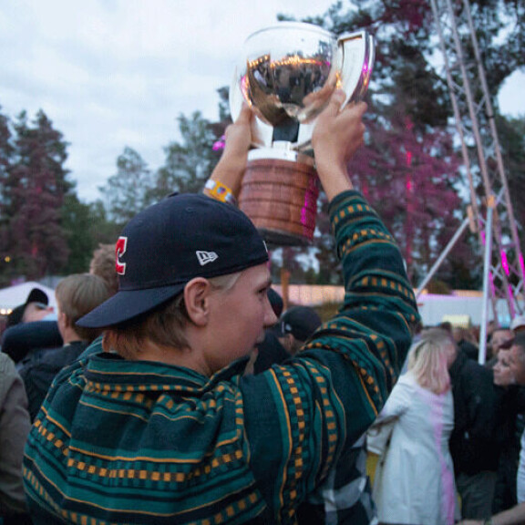 Oskari Laaksonen toimi MM-pokaalin suojelijana festivaalilla. Hän ei lopulta onnistunut siinä kovinkaan hyvin. Oskari Laaksonen toimi MM-pokaalin suojelijana festivaalilla. Hän ei lopulta onnistunut siinä kovinkaan hyvin.
