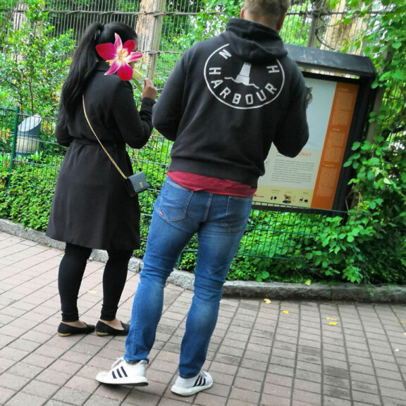 Komistuksen edellisten kumppaneiden tavoin nainen on tummahiuksinen. Komistuksen edellisten kumppaneiden tavoin nainen on tummahiuksinen.