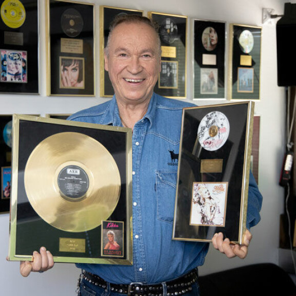 Ile näyttää Kikan vuoden 1989 esikois- albumia Mä haluun viihdyttää, joka myi peräti 71800 kappaletta ja platinaa. Oikealla on vuoden 1993 levy Käyrä nousemaan, joka myi kultaa ja 25000 kappaletta. Ile näyttää Kikan vuoden 1989 esikois- albumia Mä haluun viihdyttää, joka myi peräti 71800 kappaletta ja platinaa. Oikealla on vuoden 1993 levy Käyrä nousemaan, joka myi kultaa ja 25000 kappaletta.