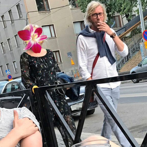 Terassille saapuessaan Kimmo tuprutteli tupakkaa. Terassille saapuessaan Kimmo tuprutteli tupakkaa.