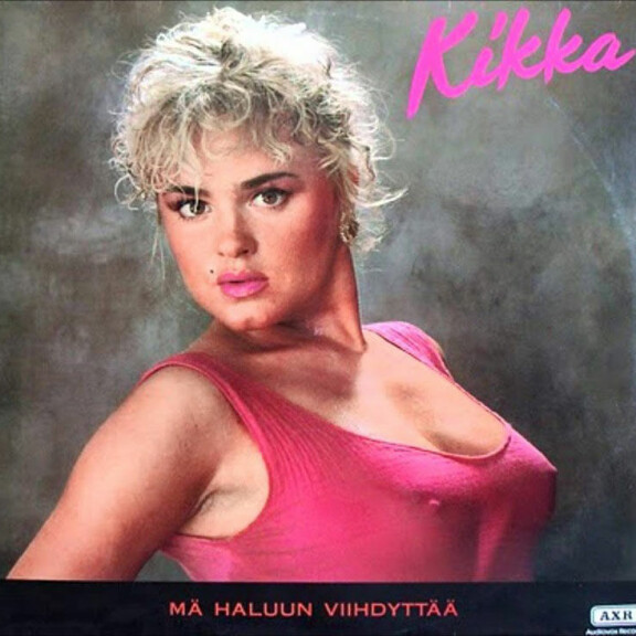 Mä haluun viihdyttää -musiikkivideo sementoi Ilen mukaan Kikan roolin eroottisena ylipapittarena ja uutena, rohkeana naisartistina Suomessa. Videolla Kikan pinkeä toppi paljasti rinnan, ja kohu oli valtava. Mä haluun viih dyttää -musiikkivideo sementoi Ilen mukaan Kikan roolin eroottisena ylipapittarena ja uutena, rohkeana naisartistina Suomessa. Videolla Kikan pinkeä toppi paljasti rinnan, ja kohu oli valtava.