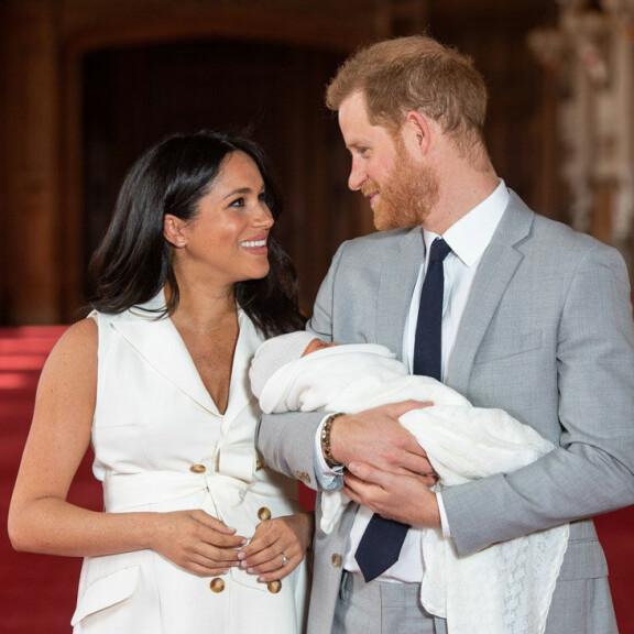 Kuninkaallista kierrätystä! Herttuatar Catherine puki prinssi Louisin 33 vuotta vanhoihin Harry-enon vaatteisiin – kuvat! Harry ja Meghan.