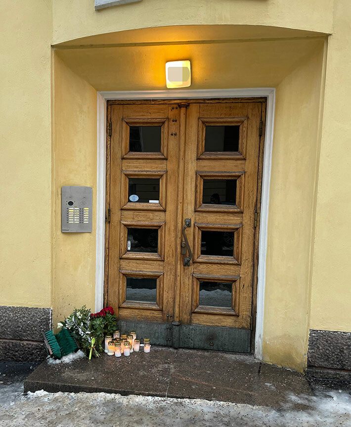 Tapahtumapaikan eteen on sytytetty kynttilöitä. ullanlinna