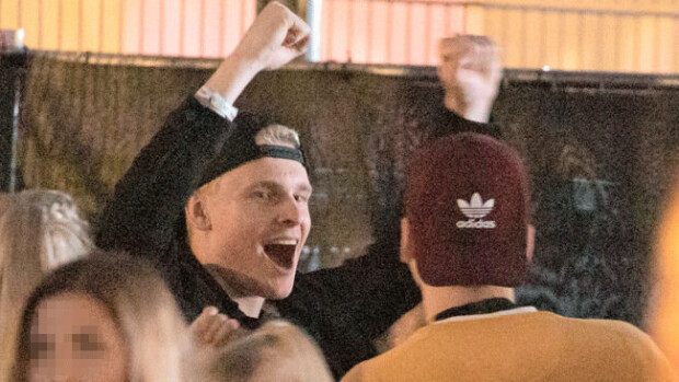 Näin Kaapo Kakko juhli Nuorten Leijonien rymyreissulla Tikkurila-festivaaleilla: tuuletti villisti naisten ympäröimänä - paparazzikuvat! Kaapo Kakko